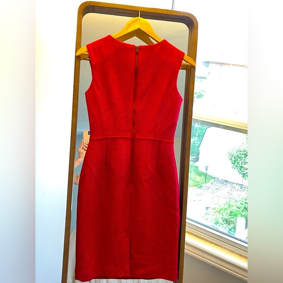Size 0 Banana Republic red chevron dress. Good pre-loved condition. - Picture 2 of 3
